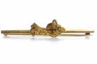 Lot 455 - GOLD NUGGET BAR BROOCH the nugget 22mm long...