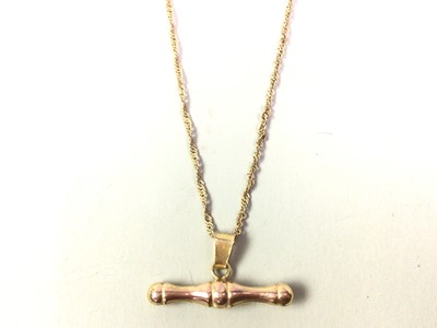 Lot 404 - T-BAR PENDANT ON CHAIN IN NINE CARAT GOLD