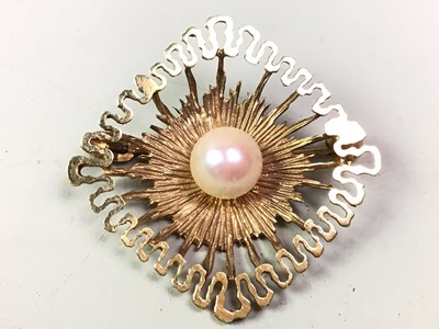 Lot 415 - NINE CARAT GOLD AND PEARL BROOCH