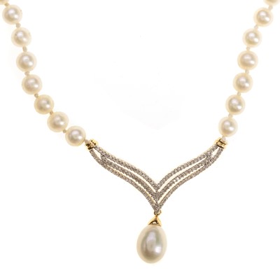 Lot 422 - PEARL AND DIAMOND NECKLACE