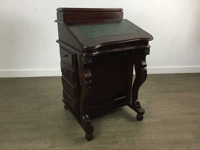 Lot 518 - REPRODUCTION MAHOGANY DAVENPORT DESK