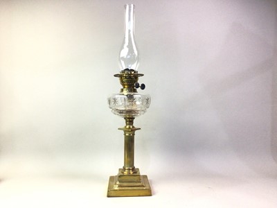 Lot 562 - VICTORIAN BRASS COLUMN OIL LAMP