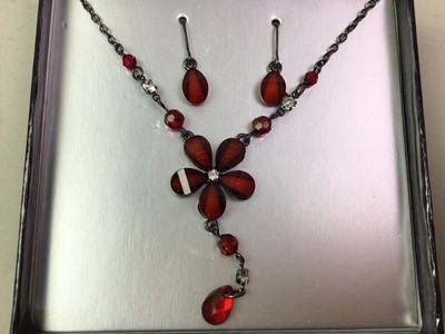 Lot 640 - GROUP OF COSTUME JEWELLERY