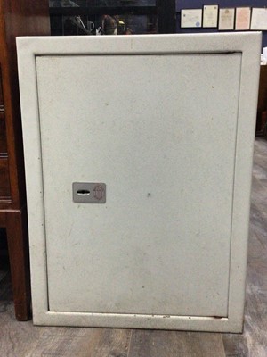 Lot 652 - METAL SAFE