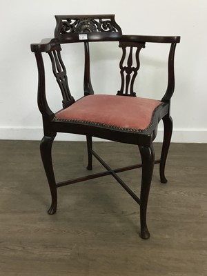 Lot 672 - MAHOGANY CORNER CHAIR