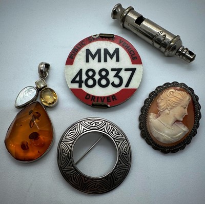 Lot 389 - FILIGREE SILVER CAMEO BROOCH / PENDANT