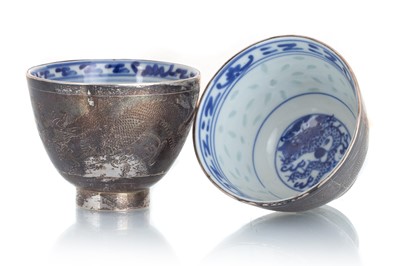 Lot 1559 - PAIR OF CHINESE BLUE AND WHITE WINE CUPS