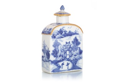 Lot 1561 - 18TH CENTURY CHINESE BLUE AND WHITE LIDDED TEA CADDY