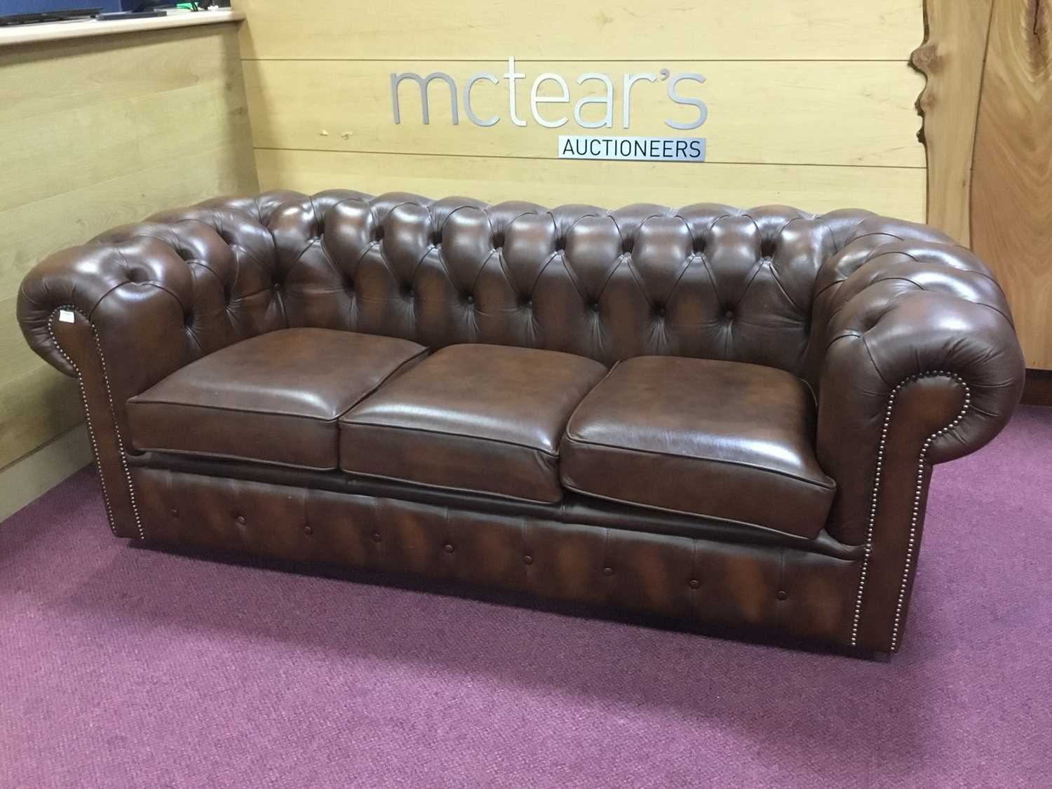 Lot 463 - CHESTERFIELD LEATHER THREE PIECE SUITE