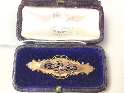 Lot 750 - NINE CARAT GOLD BAR BROOCH