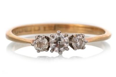 Lot 486 - DIAMOND THREE STONE RING