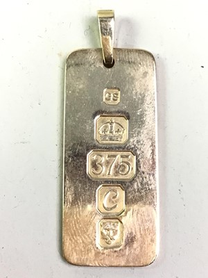 Lot 145 - GOLD INGOT PENDANT