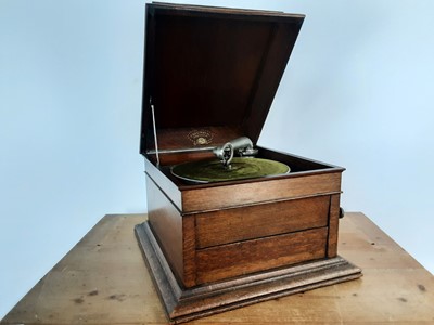 Lot 341 - VICTORIAN OAK TABLE TOP GRAMOPHONE