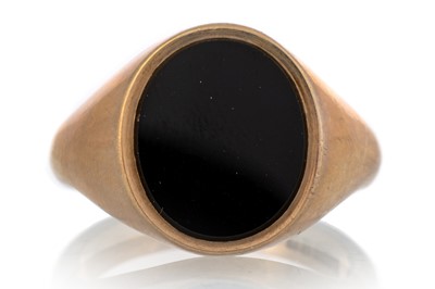 Lot 500 - ONYX SIGNET RING