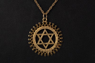 Lot 502 - GOLD STAR OF DAVID PENDANT