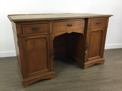 Lot 319 - PINE KNEEHOLE DESK