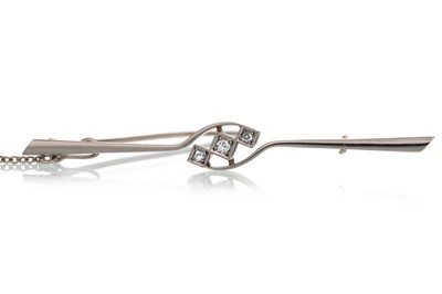 Lot 535 - DIAMOND THREE STONE BAR BROOCH