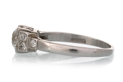 Lot 600 - ART DECO DIAMOND RING