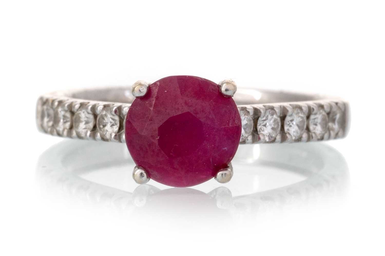 Lot 606 - RUBY AND DIAMOND RING,