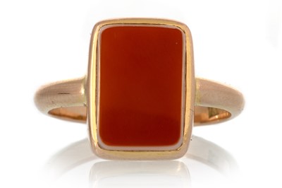 Lot 539 - CARNELIAN SIGNET RING