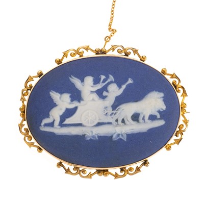 Lot 541 - WEDGWOOD JASPERWARE BROOCH