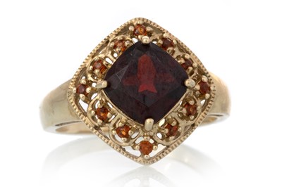 Lot 610 - GEM SET DRESS RING