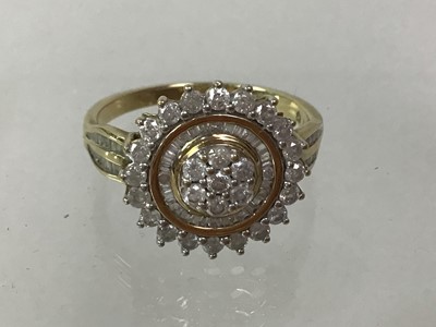 Lot 521 - DIAMOND TARGET RING