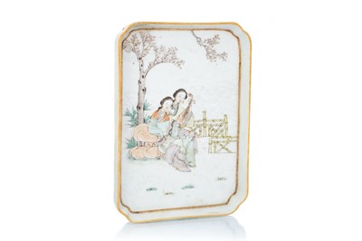 Lot 1692 - CHINESE FAMILLE ROSE PORCELAIN TRAY