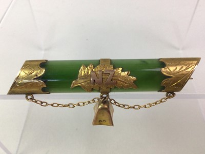 Lot 498 - NEW ZEALAND JADE BAR BROOCH