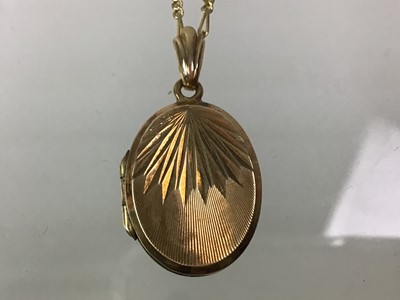 Lot 506 - OVAL LOCKET ON CHAIN