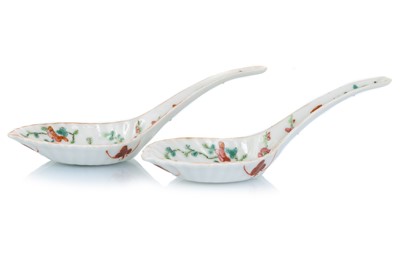 Lot 1713 - PAIR OF CHINESE FAMILLE ROSE PORCELAIN SPOONS