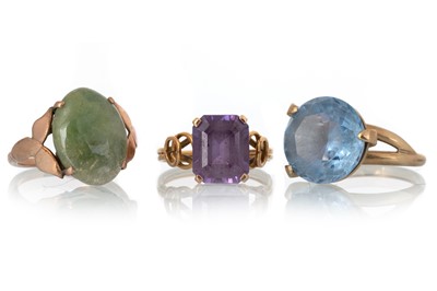 Lot 564 - THREE DRESS RINGS