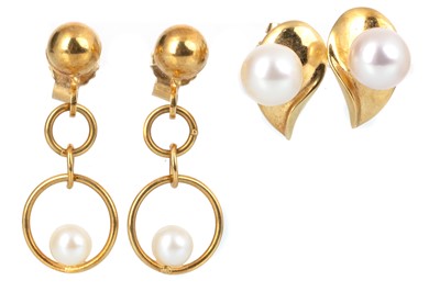 Lot 571 - PAIR OF PEARL STUD EARRINGS