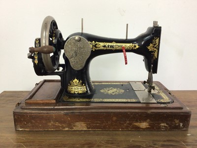 Lot 589 - VINTAGE SINGER SEWING MACHINE