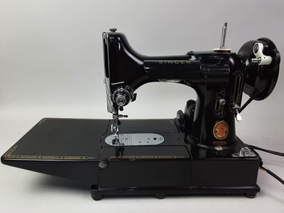 Lot 600 - SINGER ELECTRIC PORTABLE SEWING MACHINE