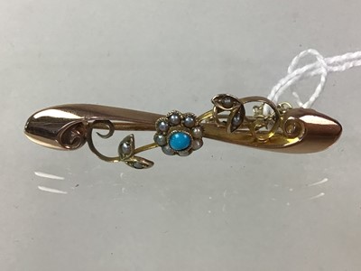 Lot 11 - NINE CARAT GOLD, TURQUOISE AND SEED PEARL BAR BROOCH