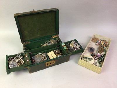 Lot 454 - GROUP OF COSTUME JEWELLERY