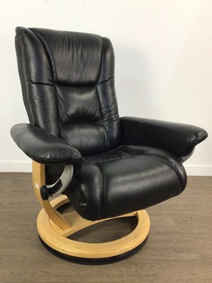 Lot 626 - MODERN BLACK LEATHER ARMCHAIR