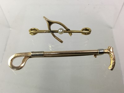 Lot 639 - GOLD RIDING CROP BROOCH