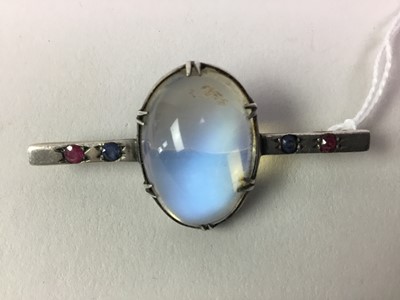 Lot 638 - MOONSTONE BROOCH SET