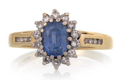 Lot 573 - SAPPHIRE AND DIAMOND CLUSTER RING