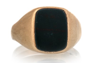 Lot 590 - BLOODSTONE AGATE SIGNET RING