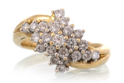 Lot 592 - DIAMOND CLUSTER RING