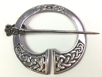 Lot 20 - ROBERT ALLISON OF IONA PENNANULAR BROOCH