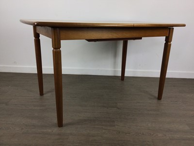 Lot 138 - OAK DINING TABLE AND FOUR CHAIRS