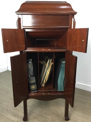 Lot 138 - MAHOGANY CABINET GRAMOPHONE