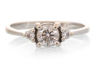 Lot 607 - DIAMOND THREE STONE RING