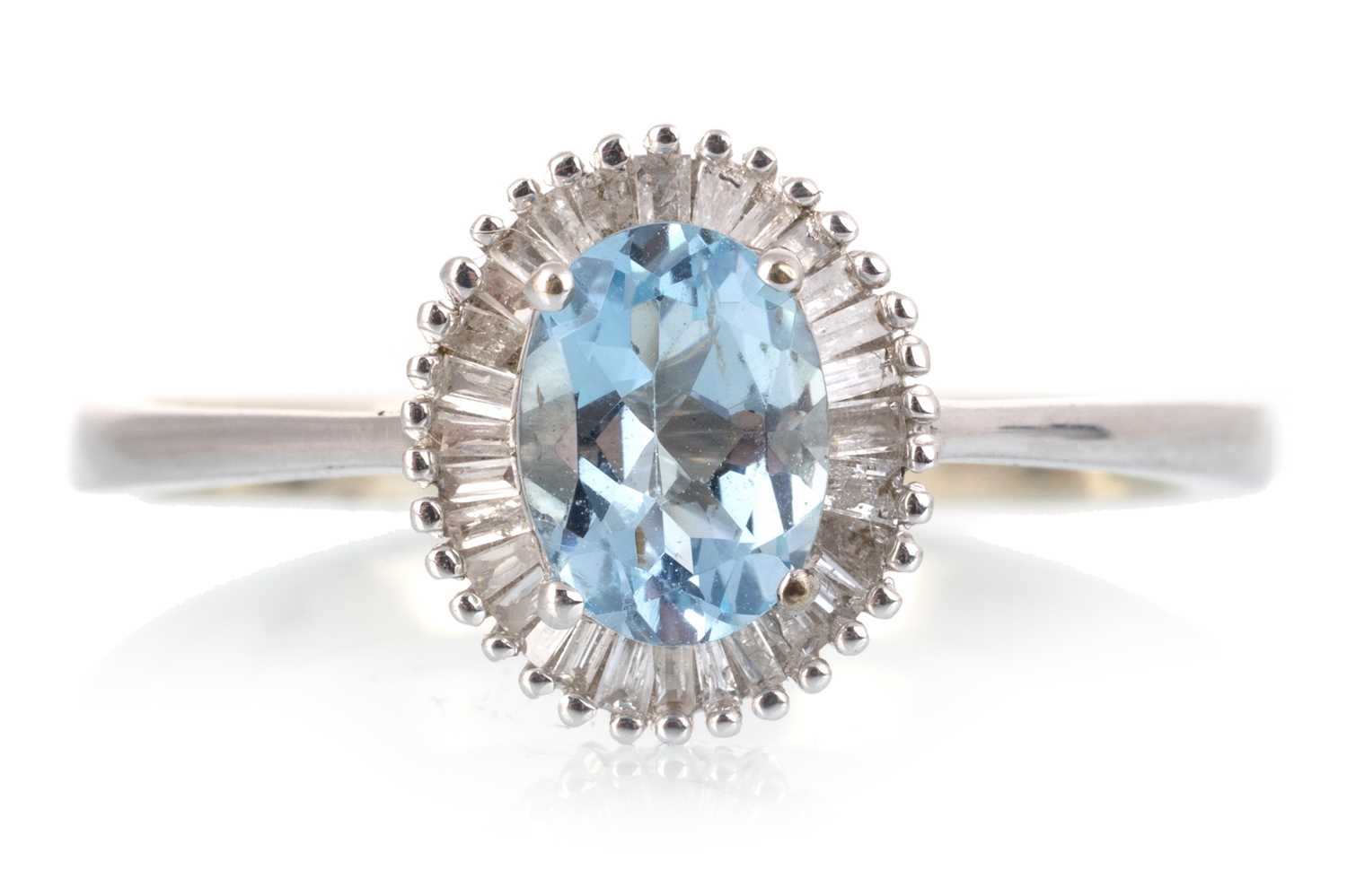 Lot 613 - AQUAMARINE AND DIAMOND RING