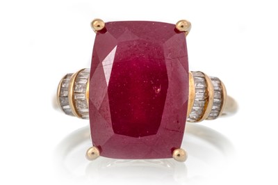 Lot 661 - RUBY AND DIAMOND RING