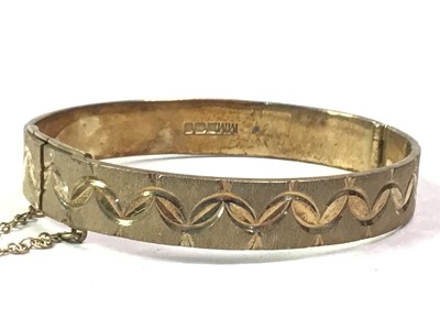 Lot 334 - NINE CARAT GOLD SIGNET RING